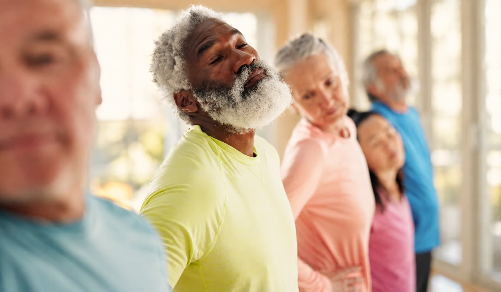 Personne âgée pratiquant une activité physique adaptée