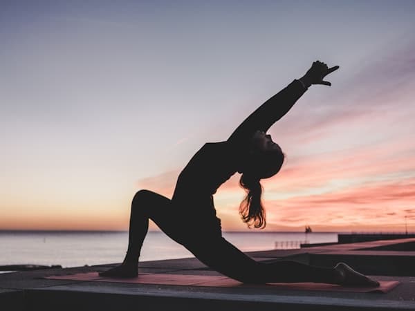 Personne âgée pratiquant une activité physique adaptée